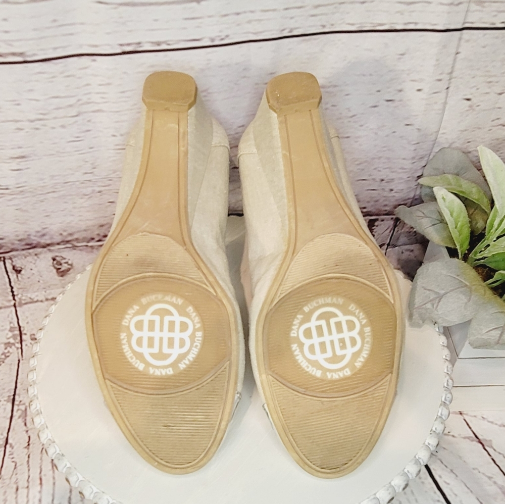 Dana Buchman DB Darby Silver  Tan/Cream Fabric Silver Capped Toe Shoe Size 8.5M - Picture 6 of 11